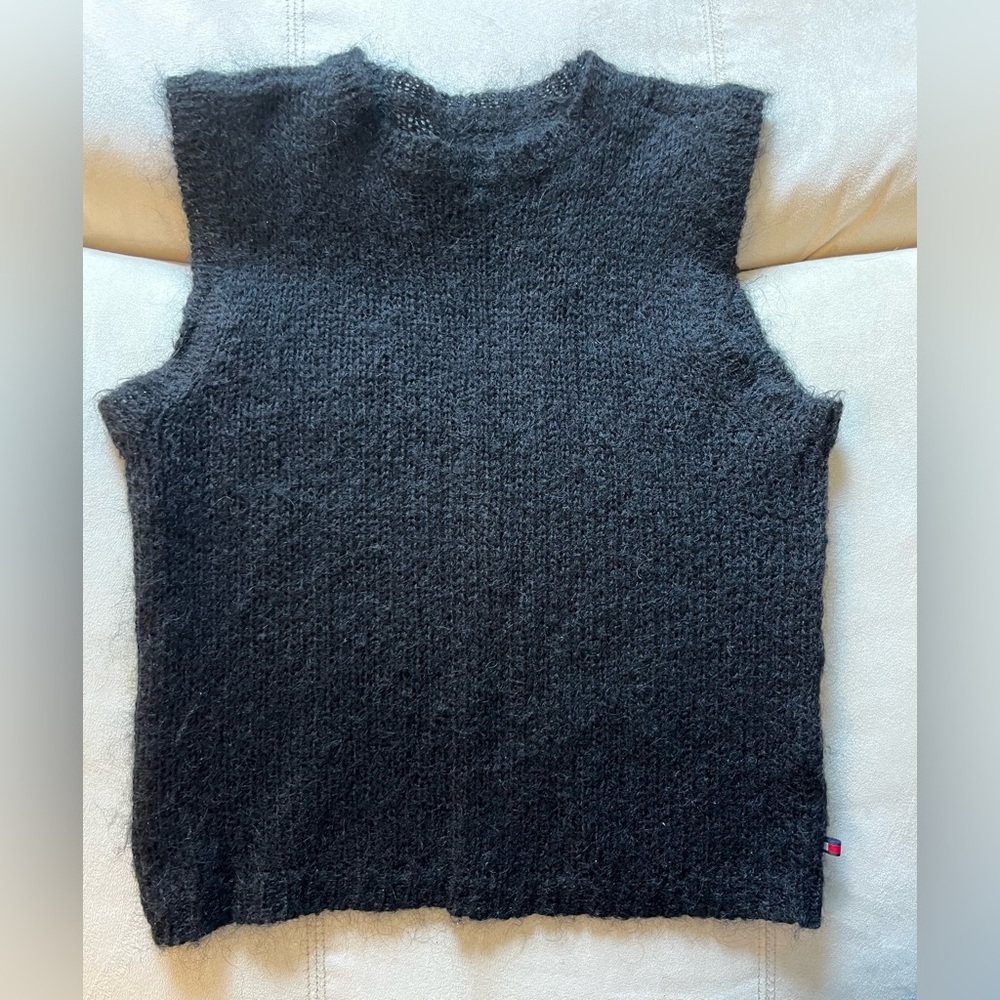 Tommy Hilfiger Sleeveless Lightweight  Sheer Knit Wool/Mohair Vest - Picture 5 of 13